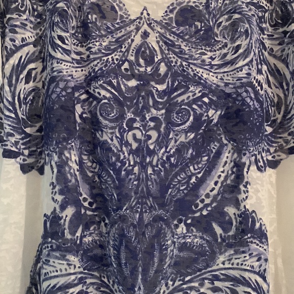 H&M Lightweight Tee: Lovely Blue & White Geo design, Sheerness & Boho look - Picture 3 of 7